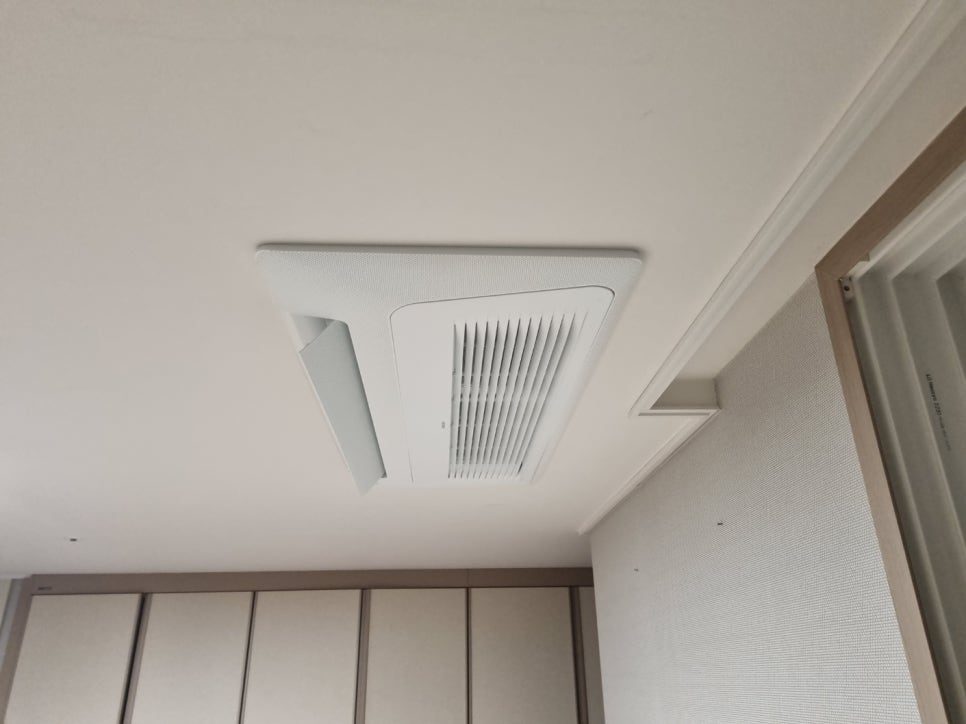 거실 천장 마감과 실내기의 조화로운 배치
