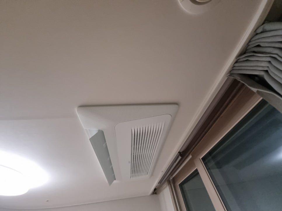 천장 마감과 조화로운 실내기 설치 상태