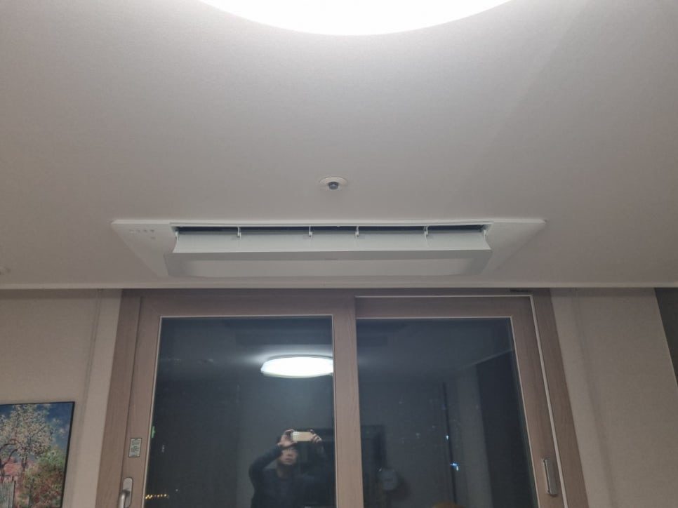 우드톤 인테리어와 어우러진 거실 실내기