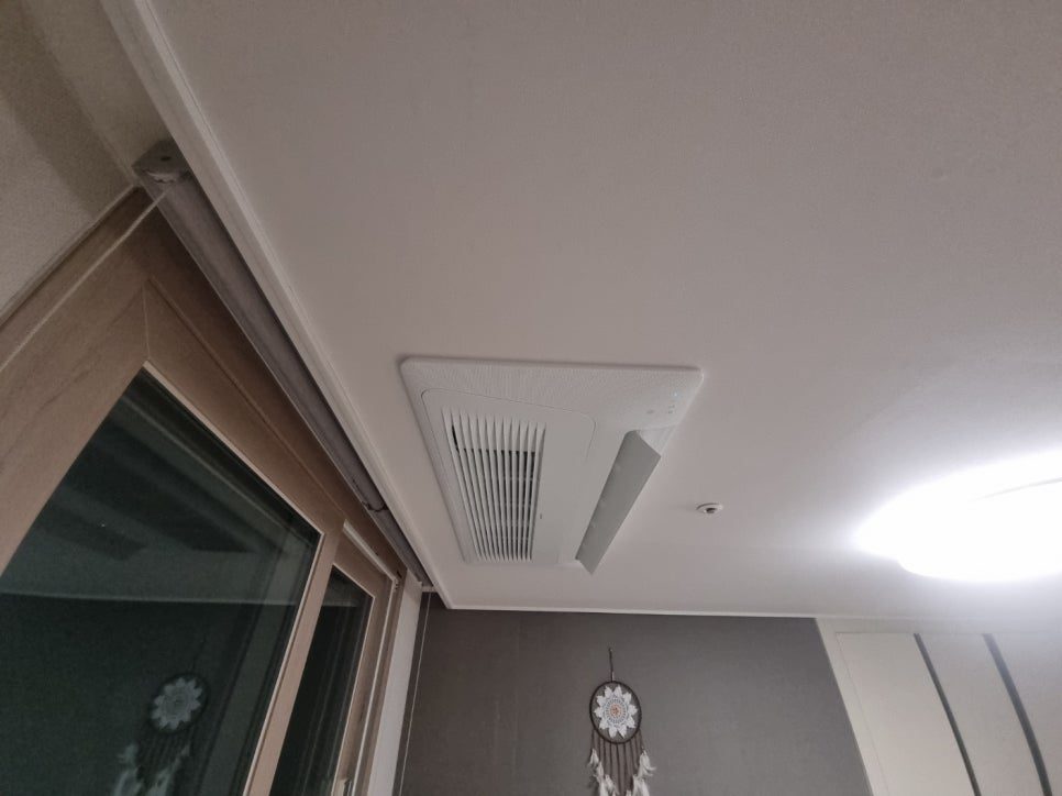 창가 및 벽면 장식과 조화로운 설치 모습