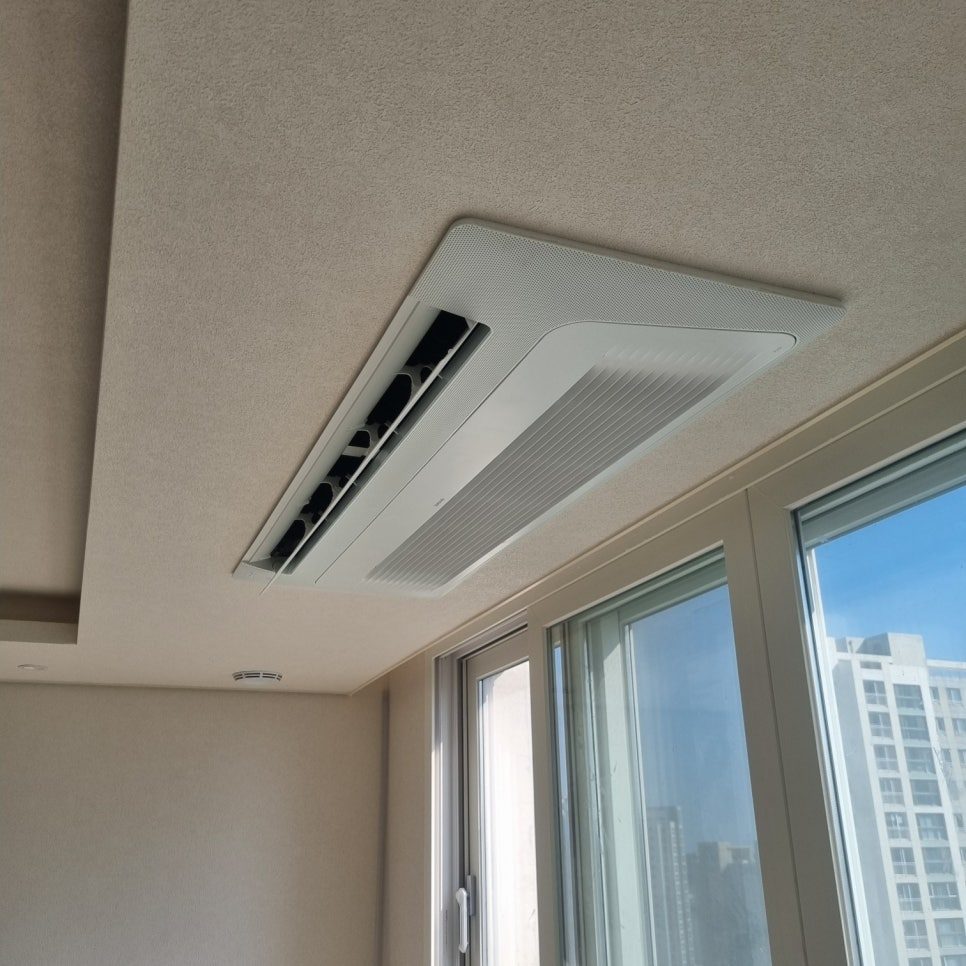 창가와 어우러진 세련된 실내기 배치