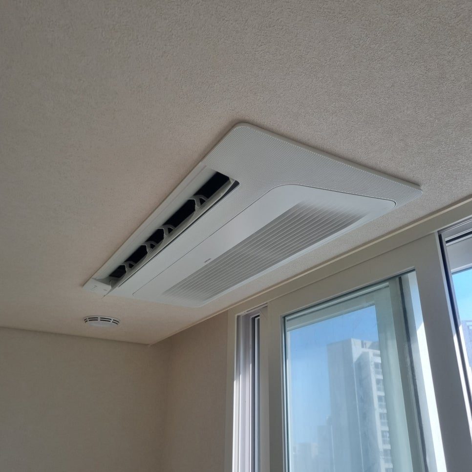 벽면과 천장 라인을 따라 정돈된 시공