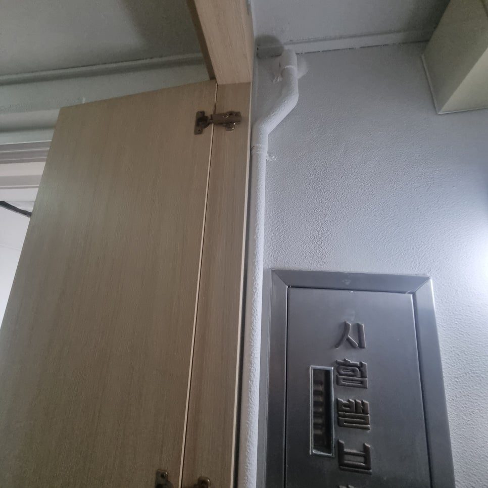 벽면과 인접한 공간의 깔끔한 배관 정리