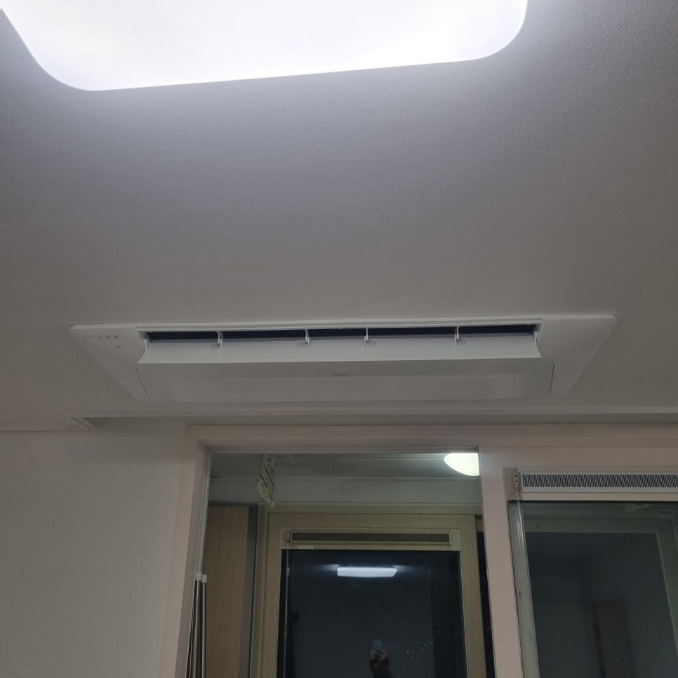 거실 전체 공간과 어우러진 천장 마감