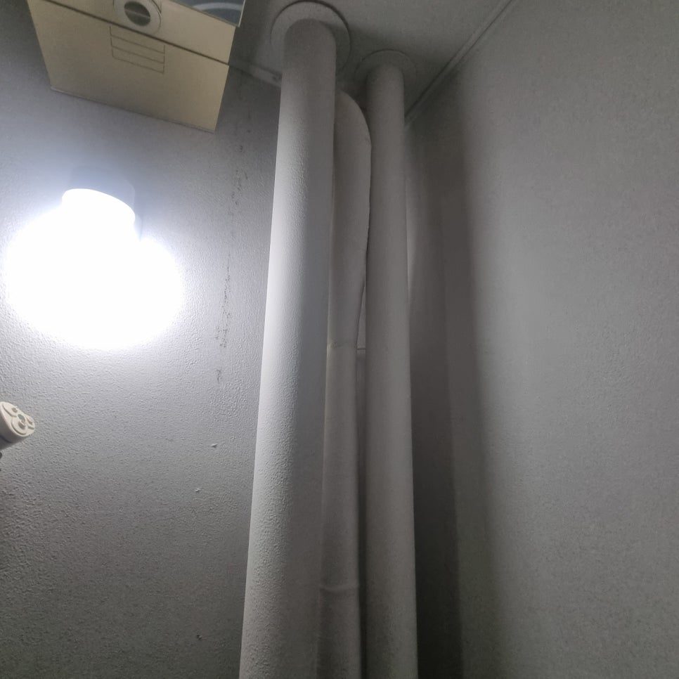 천장 내부 배관과 실내기 부품 배치 과정
