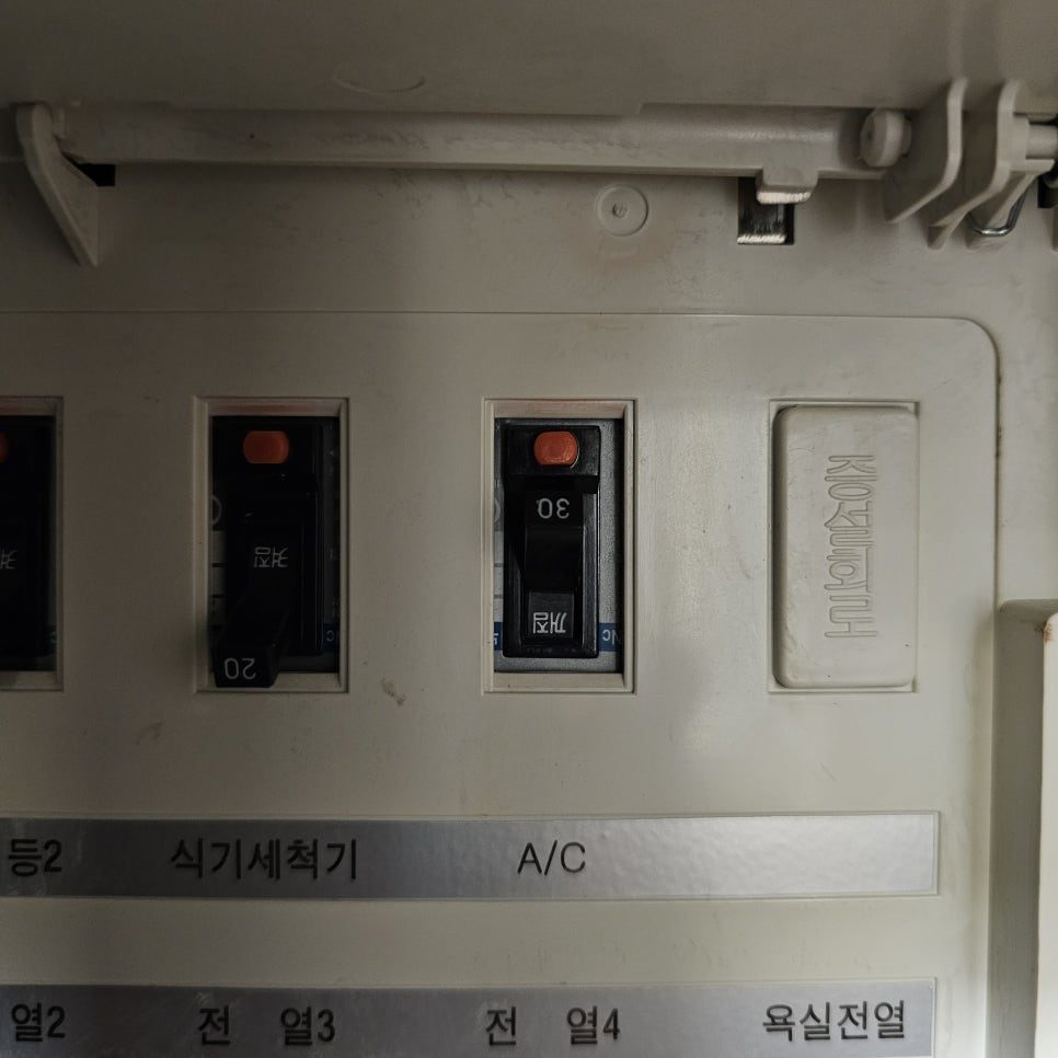 전력 손실 방지를 위한 정밀 배선 작업