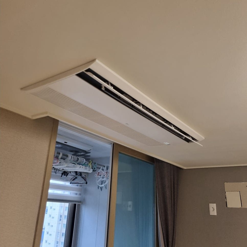 창가 옆 실외기 공간까지 고려한 침실 시공