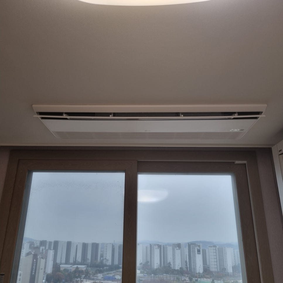 도시 풍경과 어우러지는 거실의 세련된 마감