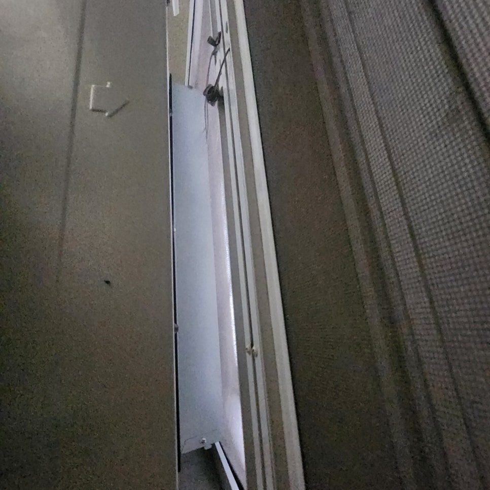 설치 과정 중 실내기와 배관의 결합 상태