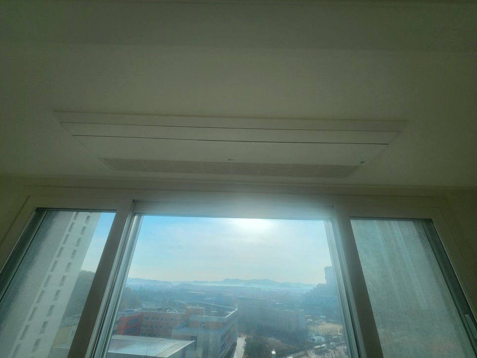 사무실 공간의 깔끔한 매립 시공