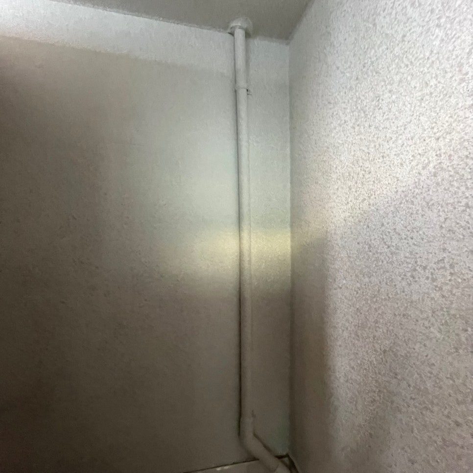 벽면 배관 노출 구간 정리