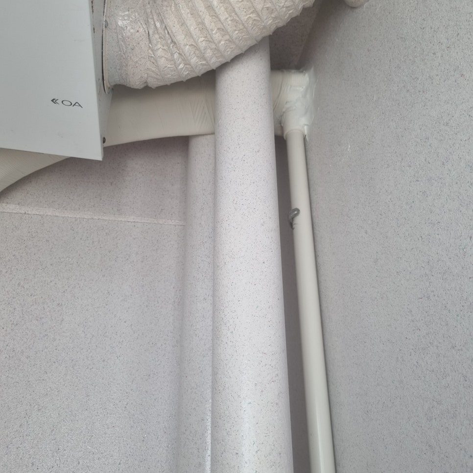 벽면을 따라 정밀하게 정리된 배관 시공 모습