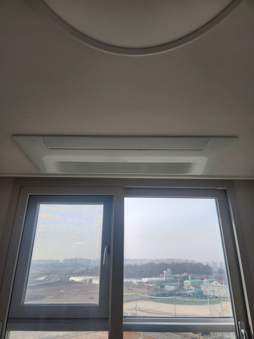 거실 공간과 조화로운 실내기 배치