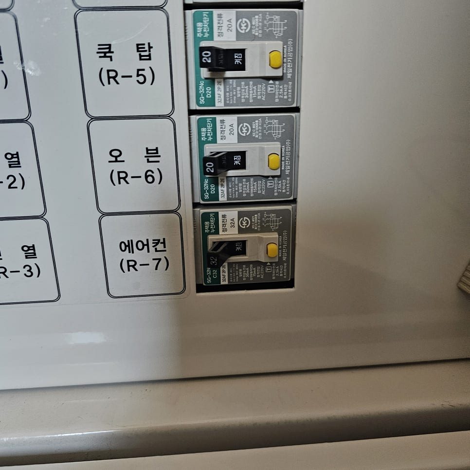 라벨링이 완료된 배선판과 전자기기 조합