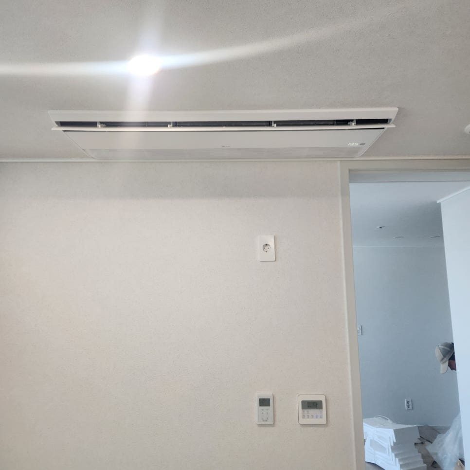 벽면 제어기와 조화로운 거실 실내기