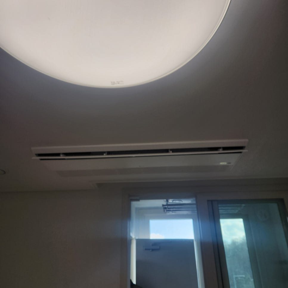창문 옆 벽면과 조화로운 설치 위치