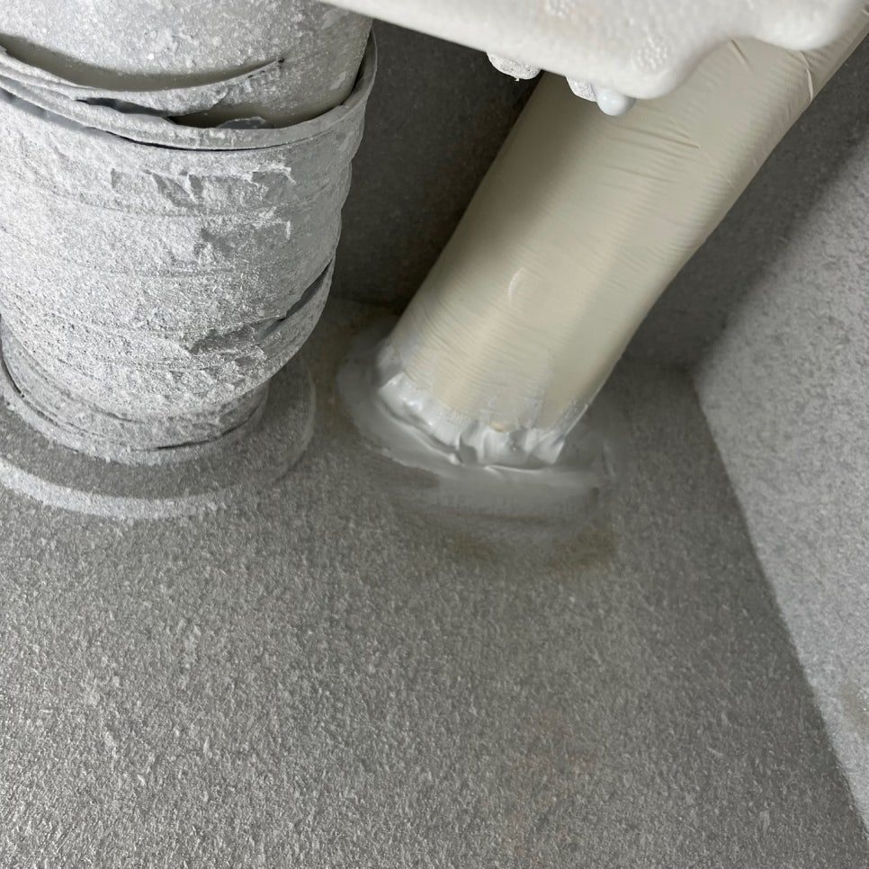 설치 초기 배관 및 부품 노출 작업