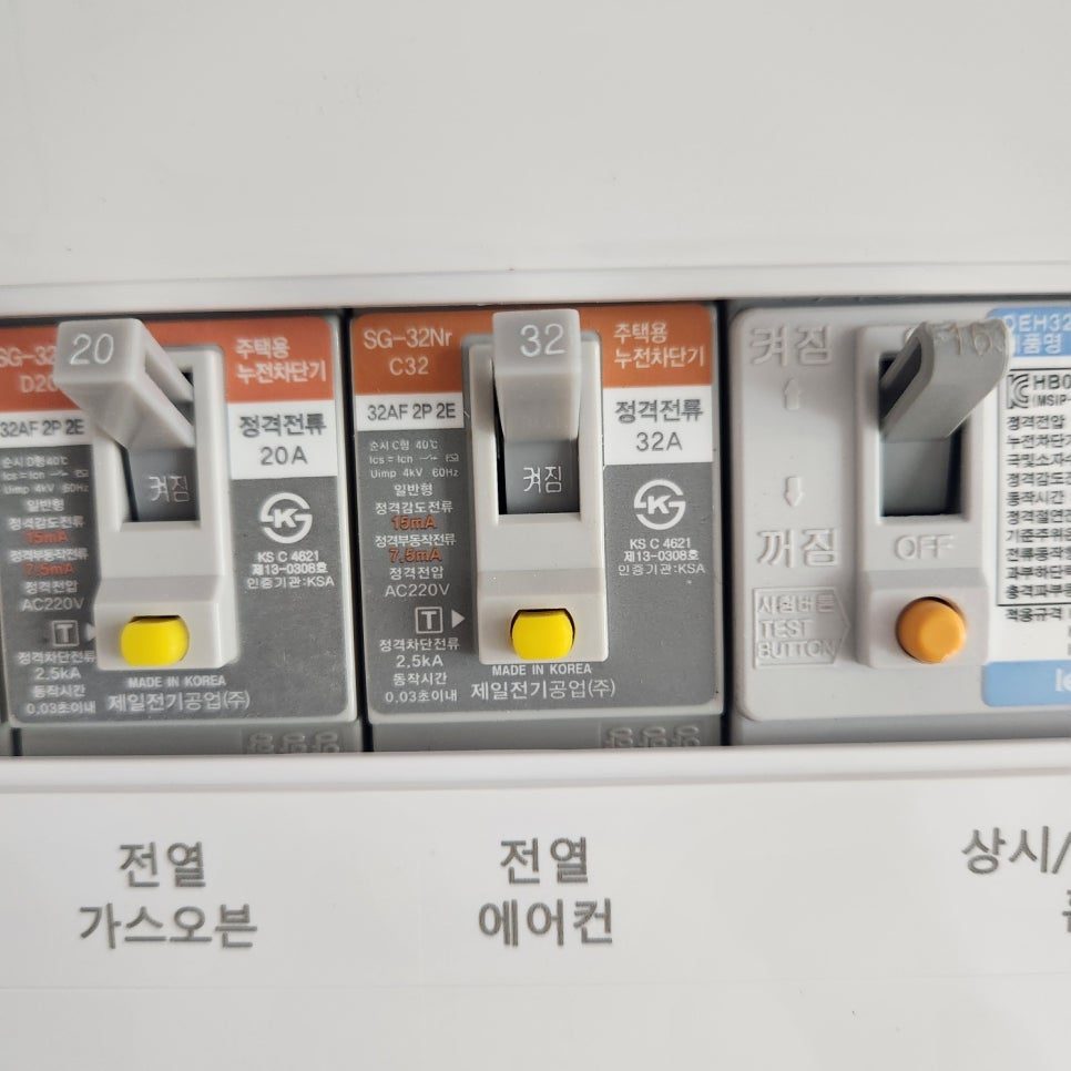 배관과 실내기 전면부 밀착 작업