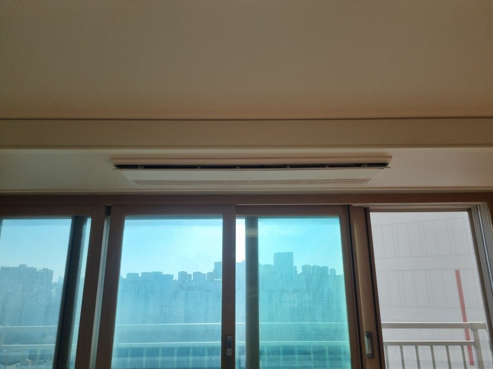 창가와 어우러진 넓은 거실 전경