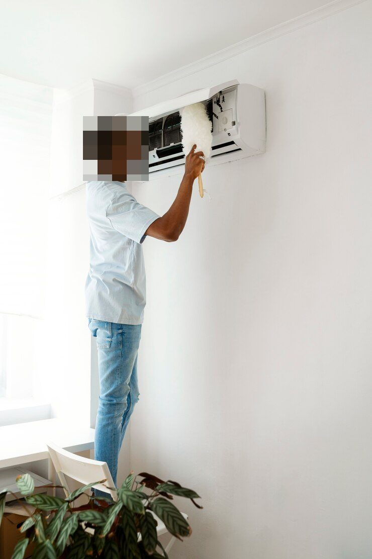 거실 벽면과 연결된 시공 중인 실내기