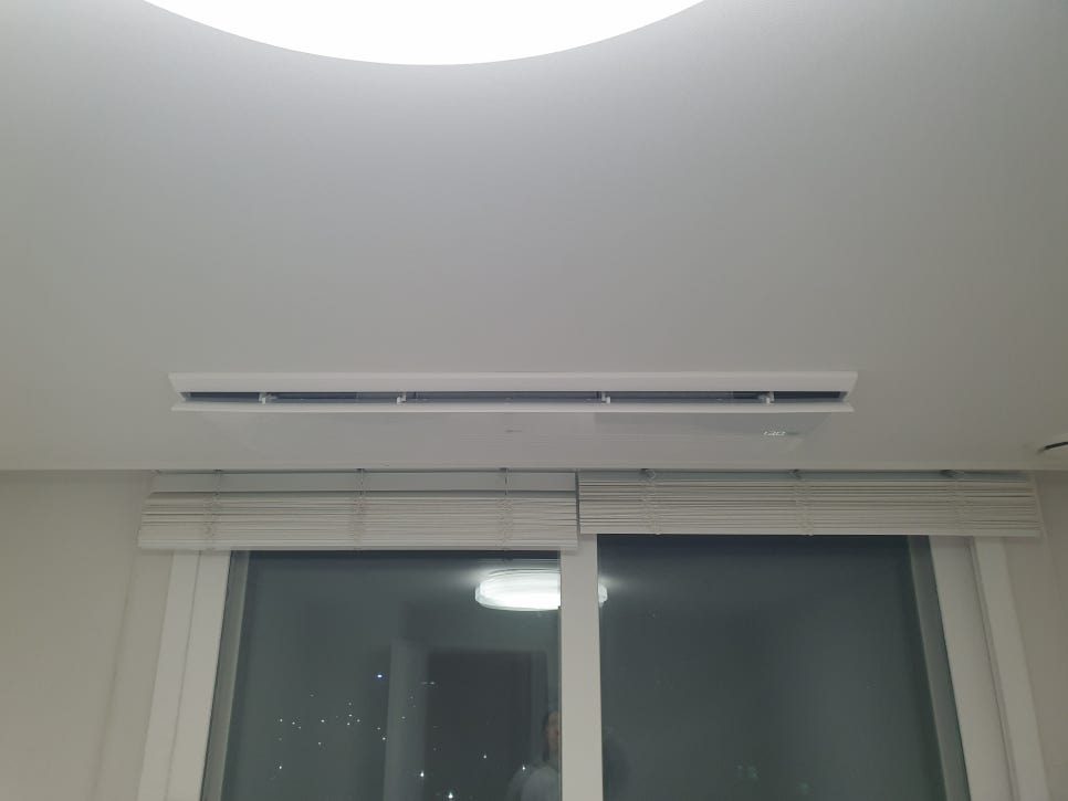 거실 조명과 어우러지는 시공 완료 모습