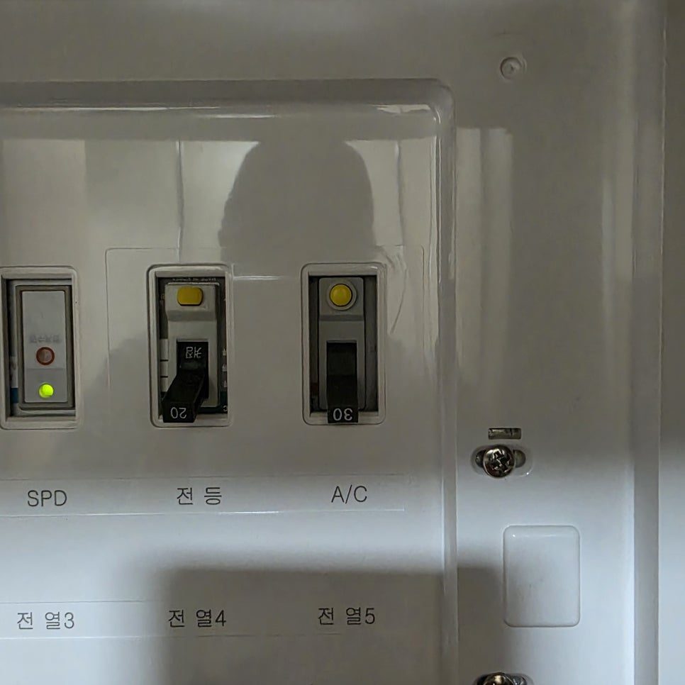 전원 케이스 내부의 안전한 배선 구조