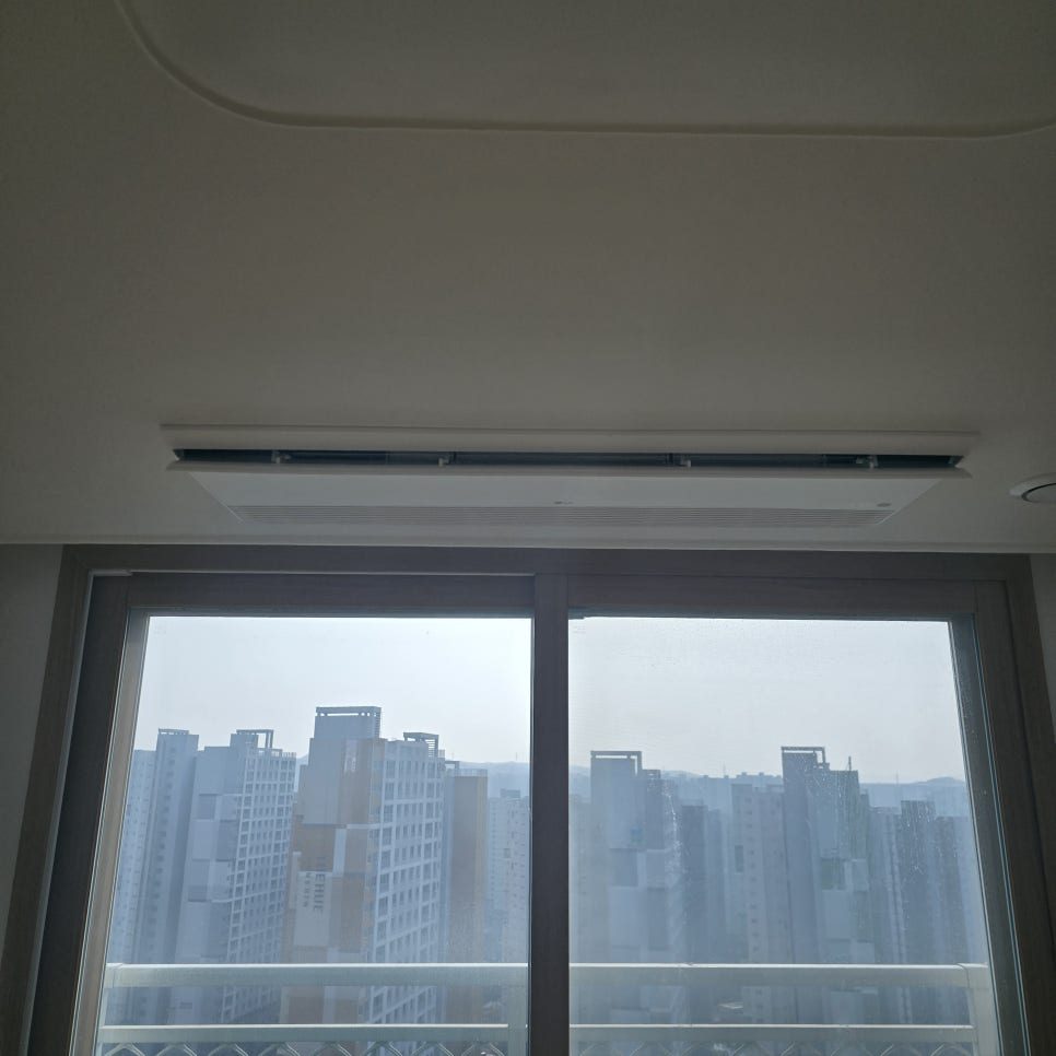 시공 완료 후 거실 전경과 시운전 확인