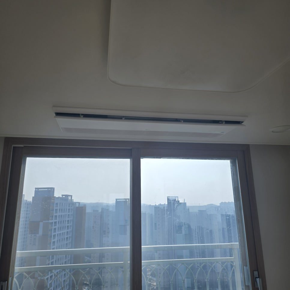 거실 전경과 어우러진 시스템 에어컨
