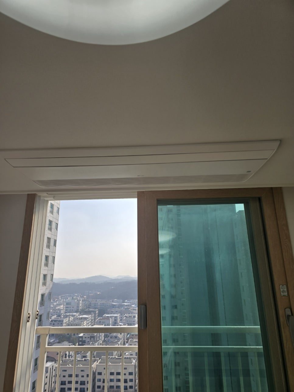 우드톤 인테리어와 조화로운 거실 설치