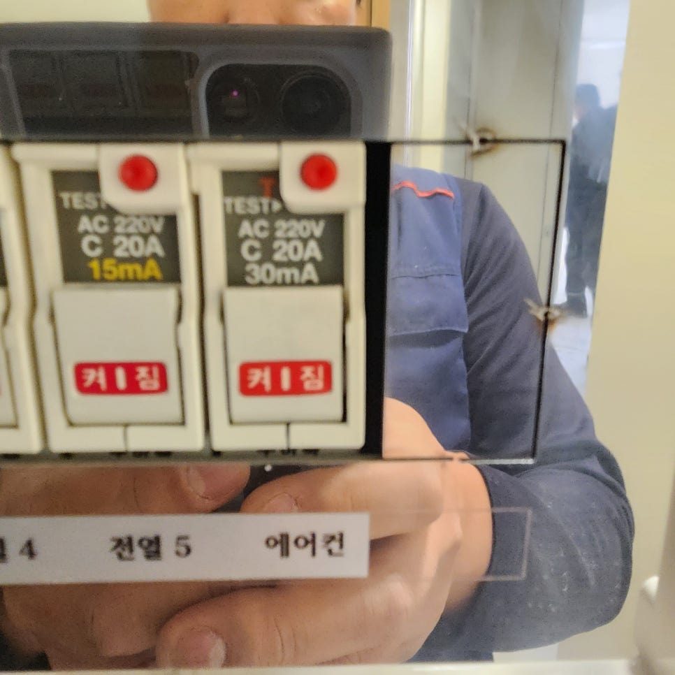 결로 방지를 위해 단열 처리를 강화한 배관 연결부