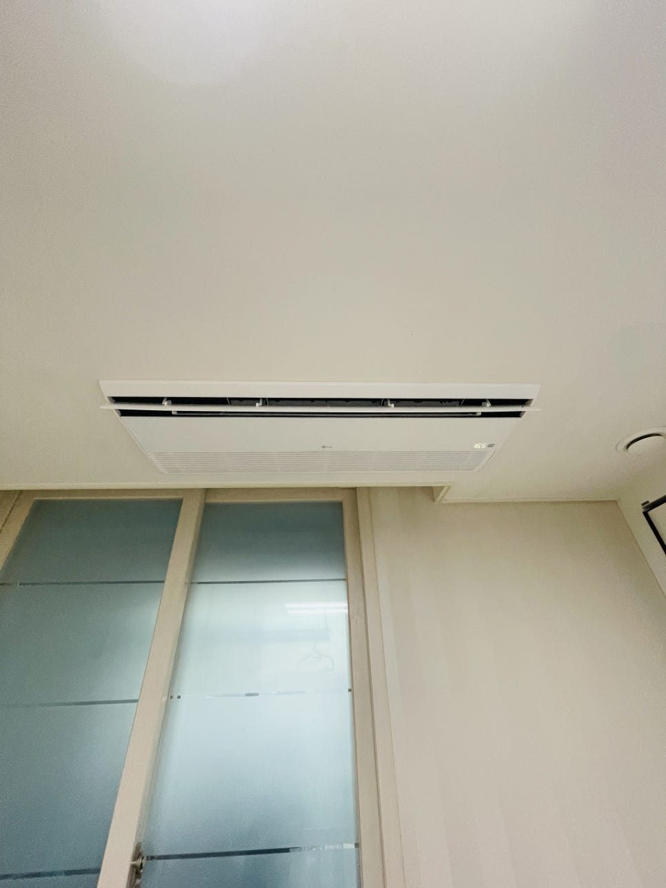 사무실 공간의 시스템에어컨 설치