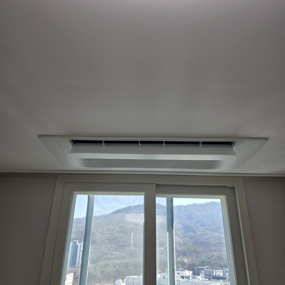 거실 전체를 아우르는 냉방 설계