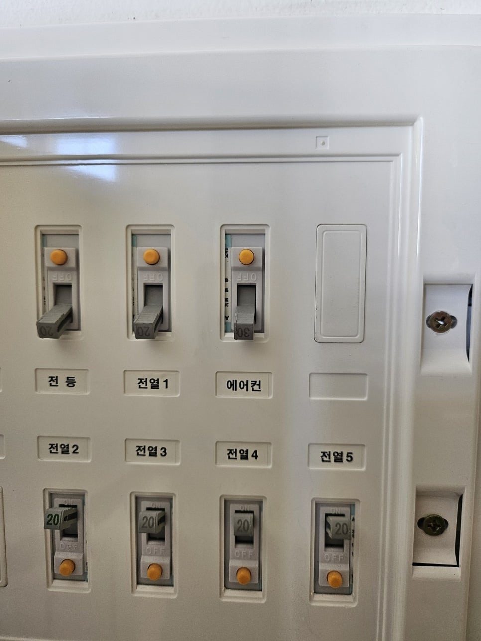 벽면 배관 및 스위치 패널 정리