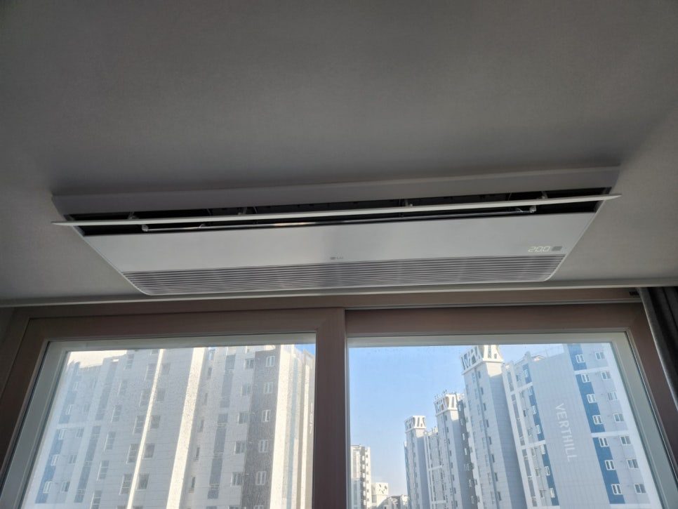 창문과 조화를 이루는 깔끔한 천장 마감