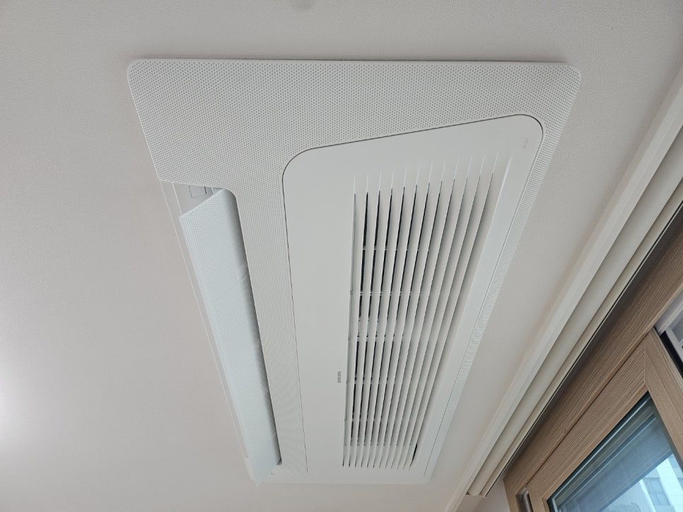 천장 매립형으로 깔끔하게 처리된 실내기