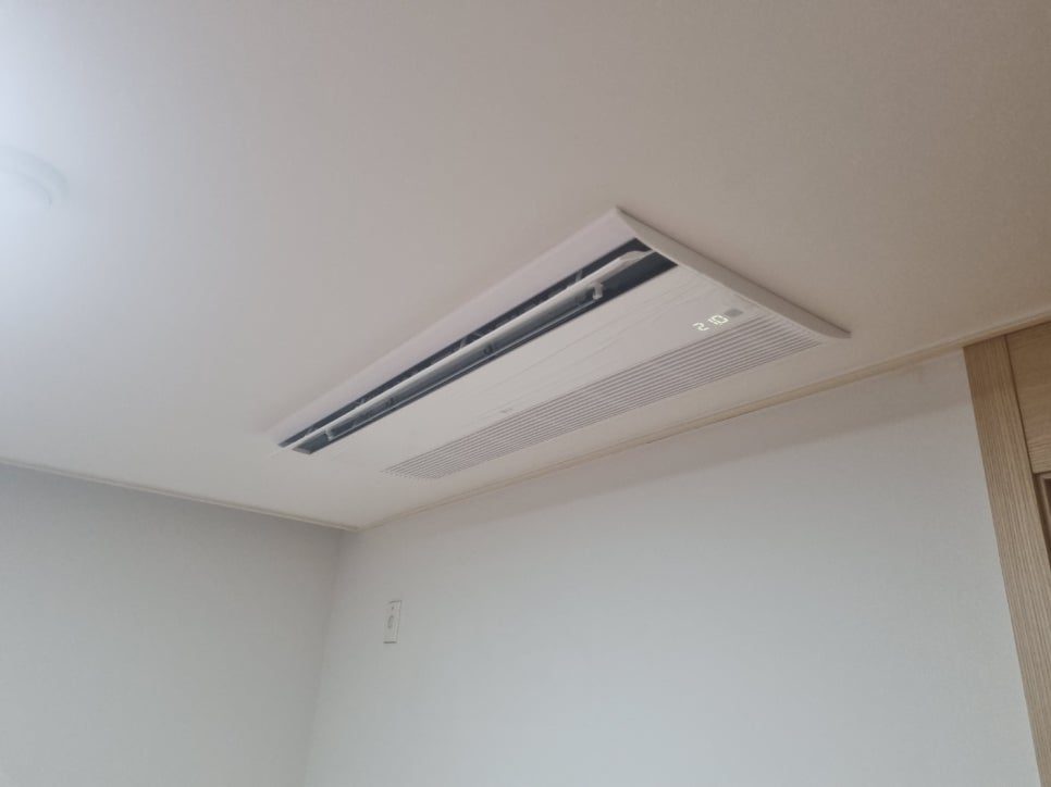 군더더기 없는 디자인의 거실 매립형 에어컨