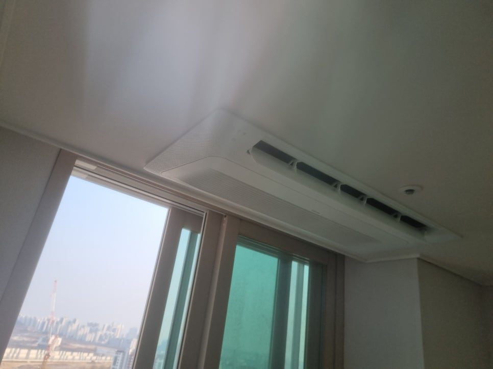 깔끔한 천장 마감과 실내기 조화