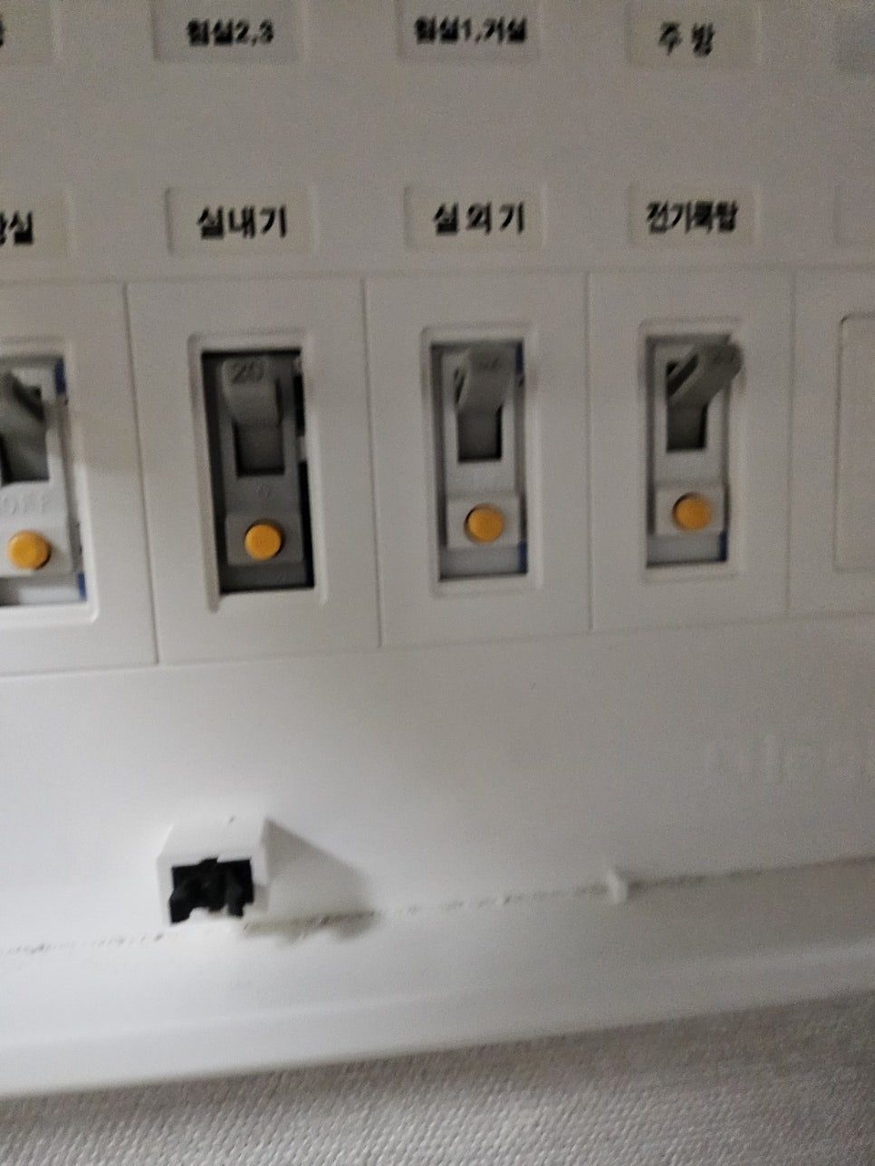 스위치 조작부와 배관 연결부 근접 점검