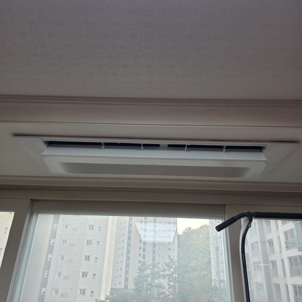 시공 완료 후 거실 전체 마감 확인