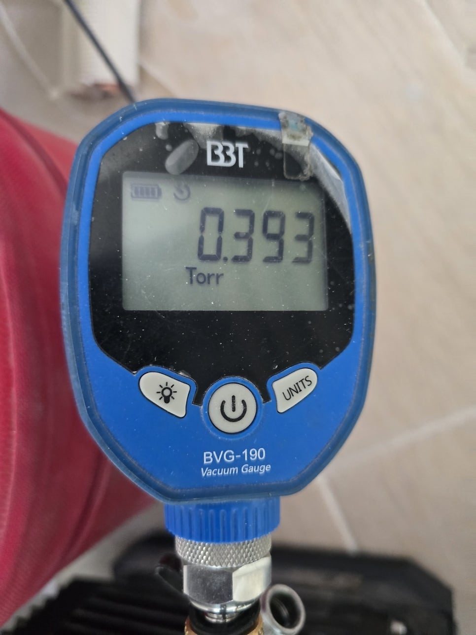 정밀한 진공 수치 확인을 통한 배관 내부 세척 과정