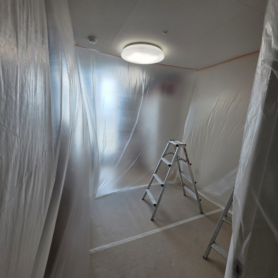 먼지 방지를 위한 철저한 실내 공간 보호 작업