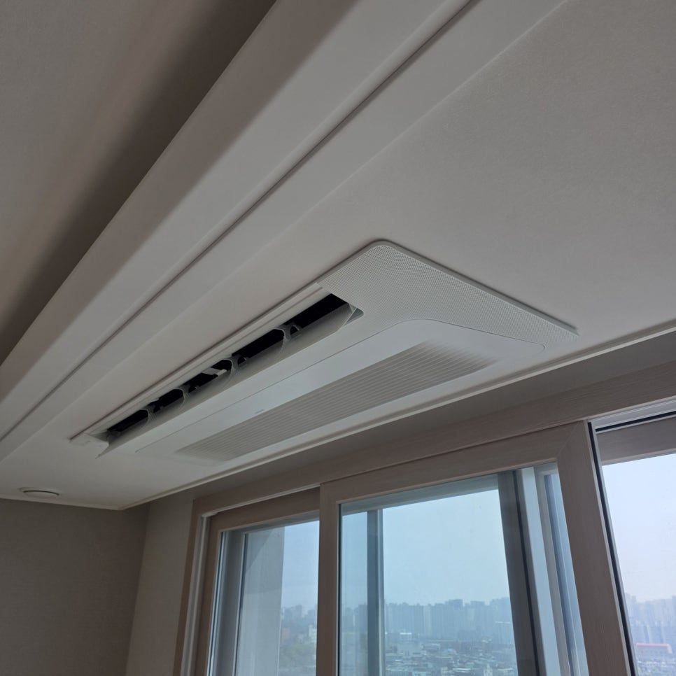 벽면과 천장 접합부의 깔끔한 정리