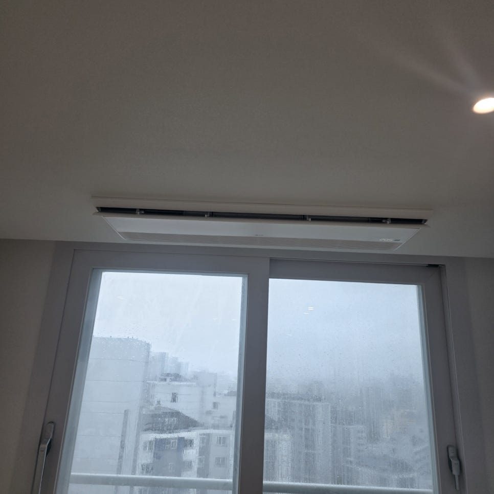거실 창가 공간의 깔끔한 마감