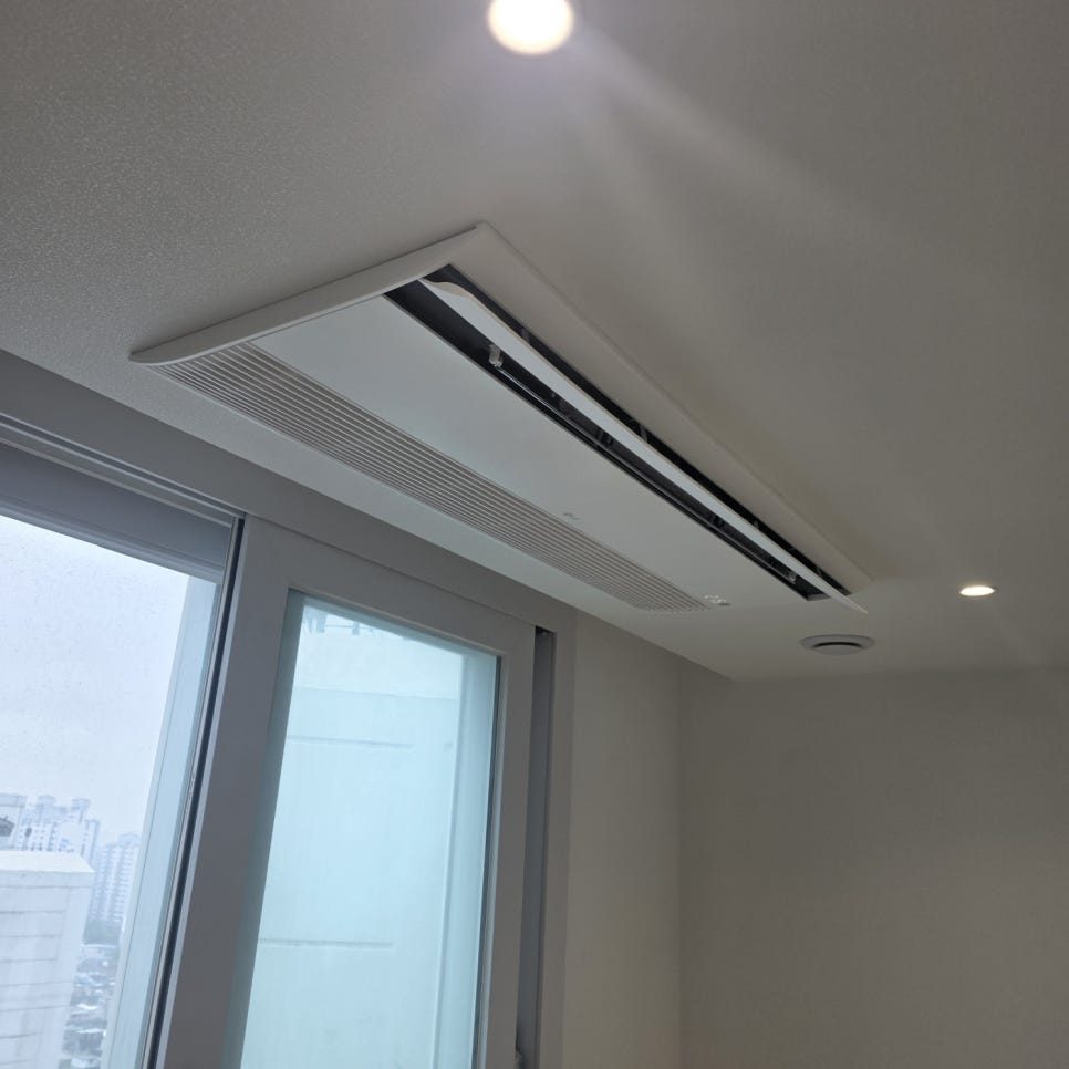창가 쪽 벽면과 조화로운 실내기 배치