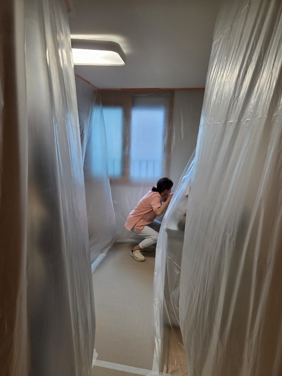 먼지 차단을 위한 벽면 및 창문 보호