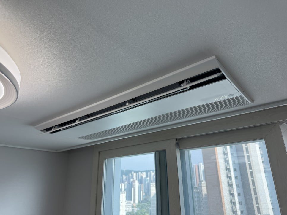 천장 매립형으로 완성된 깔끔한 거실 모습
