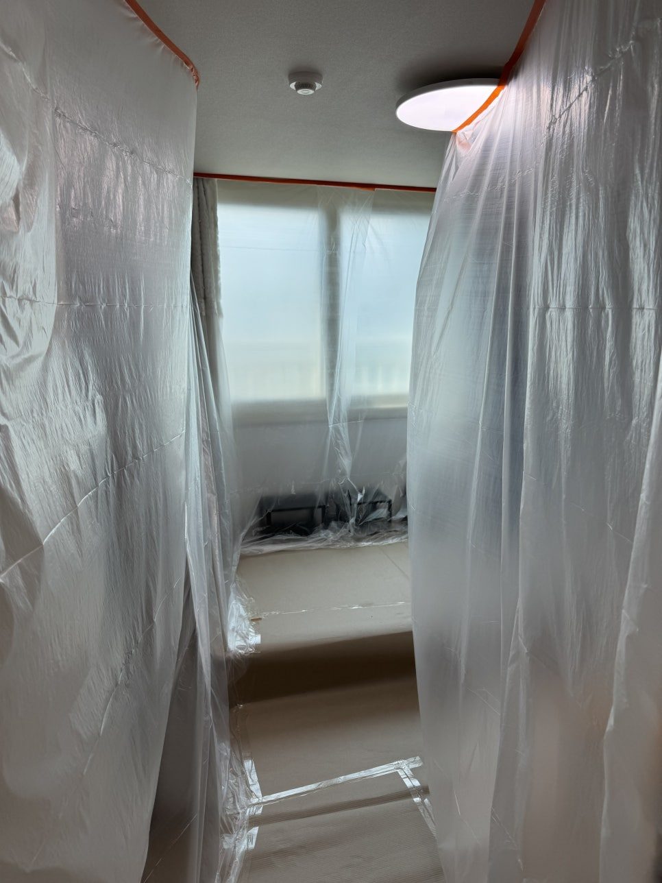 창가 쪽 배관 경로 확보 및 보호 조치