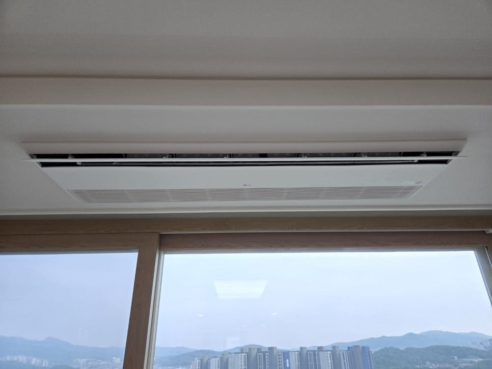 깔끔하게 매립된 거실 실내기 전경
