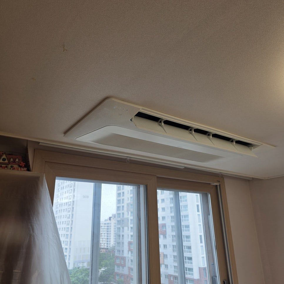 창가 공간과 어우러진 거실 실내기