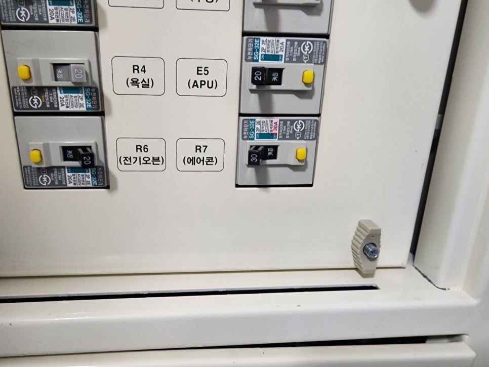 정석대로 체결하고 라벨링까지 마친 배선부